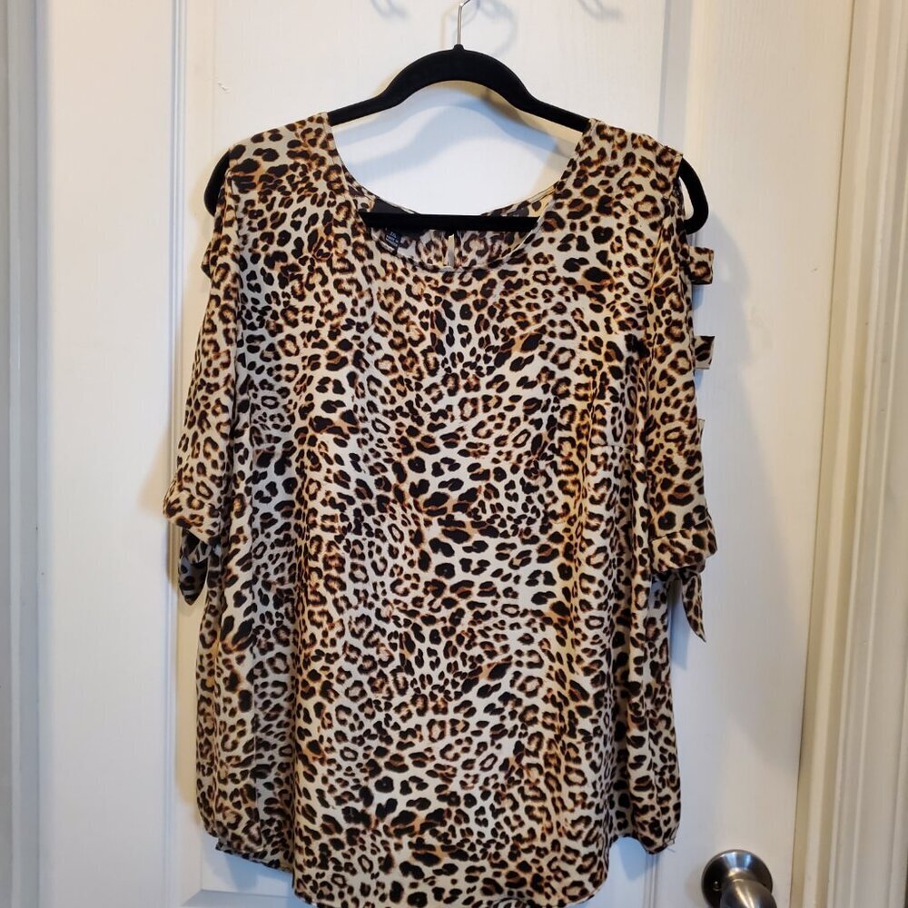 Leopard semi-sheer lightweight flowing shirt w cut out sleeves XL/ XXL
